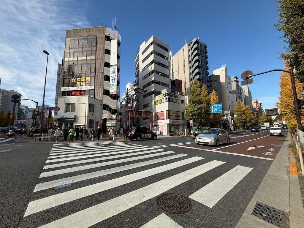 本郷三丁目交差点から本郷通りを望む。鈴木雅が創設した東京看護婦会の事務所は本郷森川町1-90だったという。それは、現在の本郷6丁目界隈、東大本郷キャンパス西側の本郷通りのあたりになる。