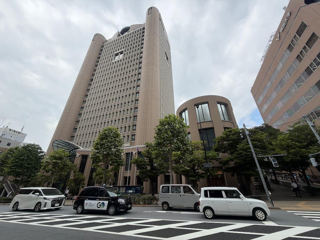 明治大学のリバティータワー。創立120周年事業の記念事業で2000年に竣工。明大の新しいシンボル。
