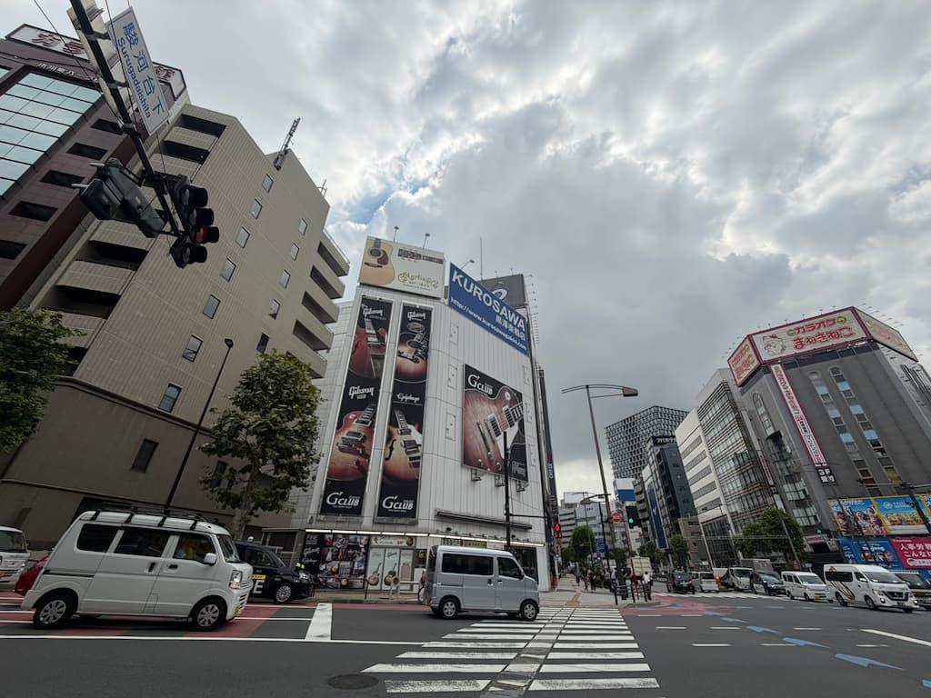 駿河台下の交差点。このあたりがバリケード封鎖された「開放区」の南端だった。