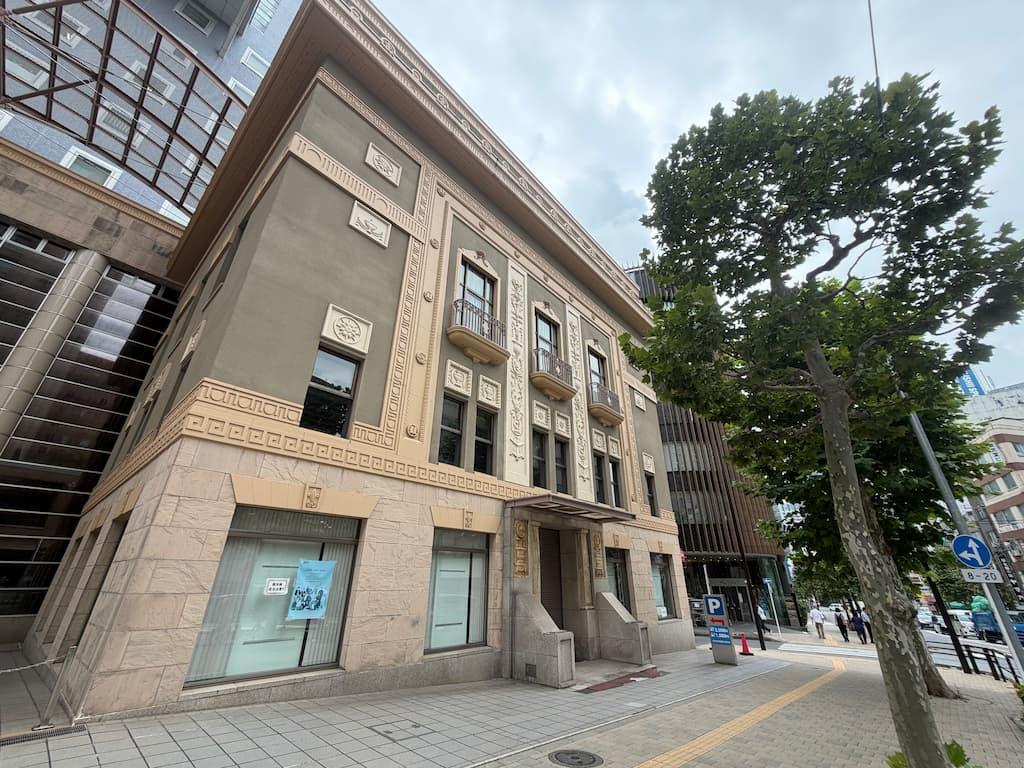 明大通りにある日本大学。当時の地図では「主婦の友社」のあったあたり