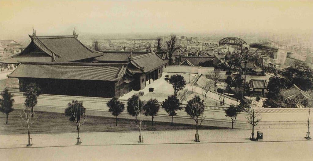 湯島聖堂全景 （1935年出版の「湯島聖堂竣工記念繪葉書」より。出典：東京都立図書館デジタルアーカイブ））