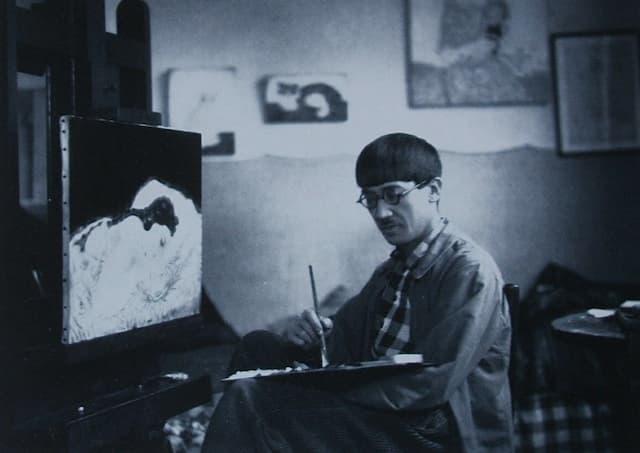 藤田嗣治（1917年、パリにて。パブリックドメイン）