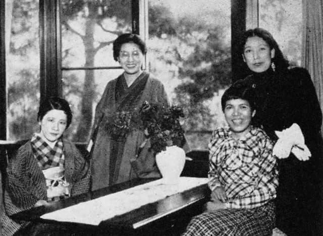 宇野千代と女流作家（左から林芙美子、佐多稲子、吉屋信子、宇野千代。1935年11月　パブリックドメイン）