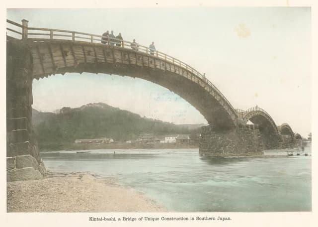 宇野千代の故郷・山口県岩国市の錦川にある錦帯橋（1919年以前。パブリックドメイン）