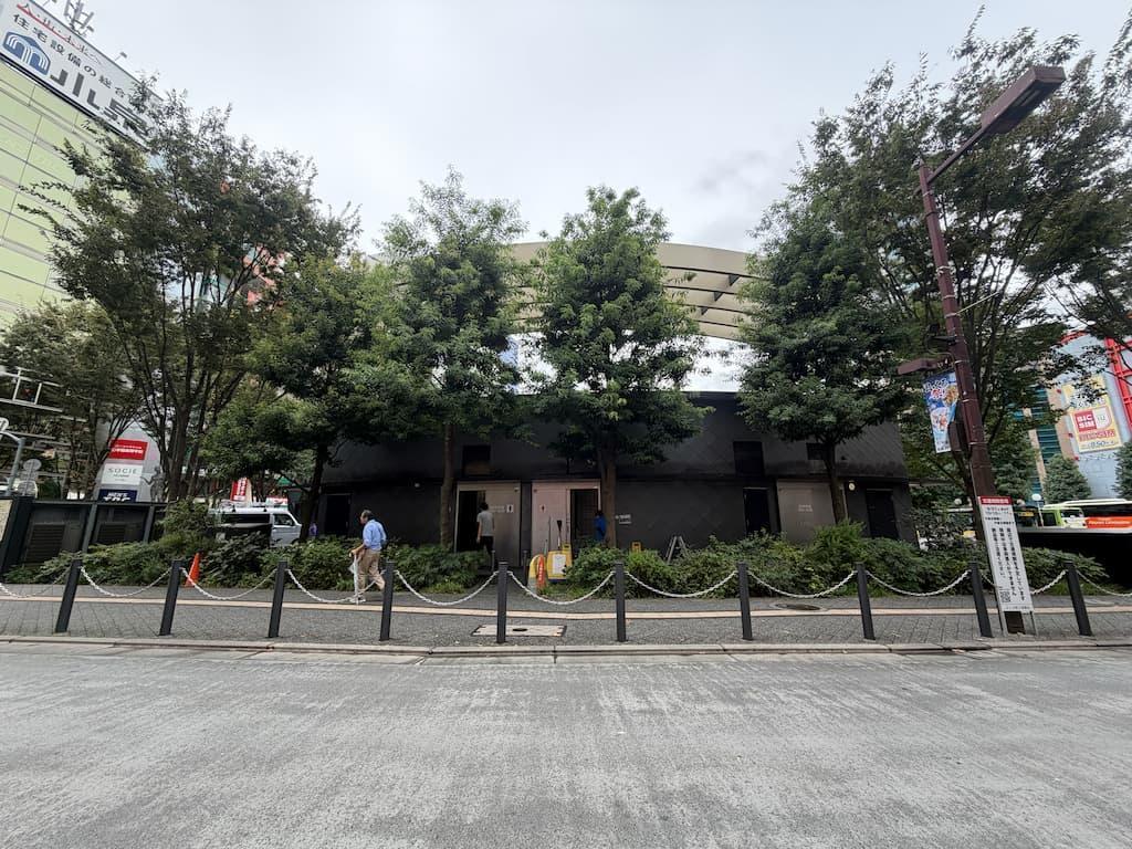 再整備工事後は、カフェと公衆トイレの建物ができて、道路側から公園が見えない