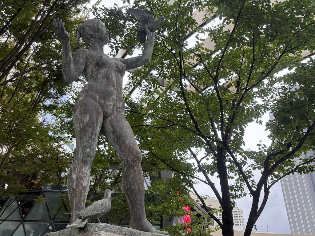 1990年に制作された「平和の像」は、再整備工事後も場所を移動して健在だった。