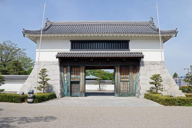 1993年に再建された岡崎城の大手門