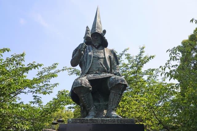 熊本城のそばにある加藤清正の像