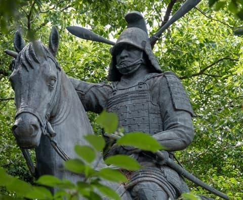 津城(お城公園)に立つ藤堂高虎公像(三重県津市丸之内)