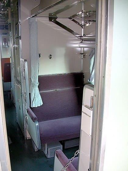 警備員添乗室の寝台兼用の座席。（出典：wikipedia）
