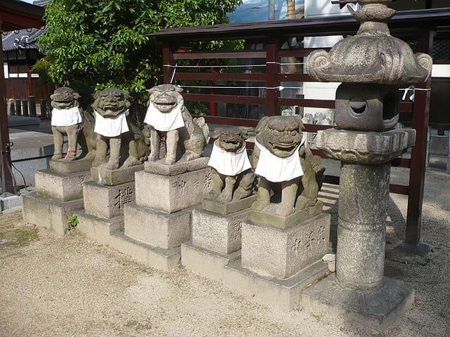 江口城跡に推定されている大隅神社。狛犬に江口と記載されている。