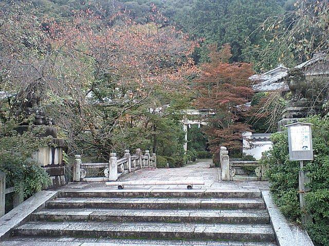 京都の北白川天神宮。手前の橋は白川を渡る石橋