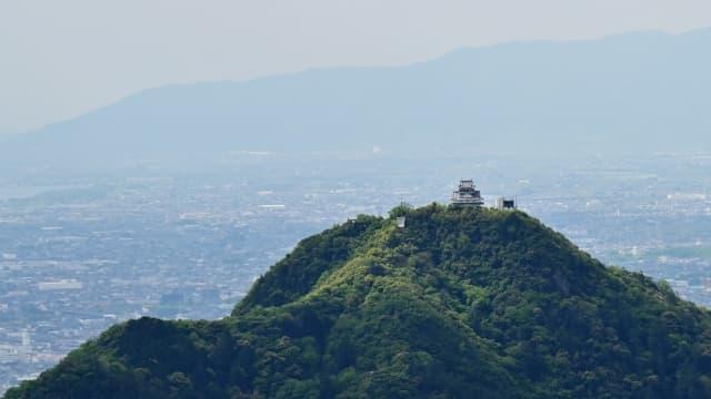難攻不落とされた稲葉山城は現在は岐阜城跡として知られる。金華山の山上に岐阜城模擬天守がある。