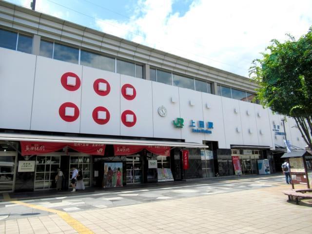 六連銭のデザインが施された上田駅