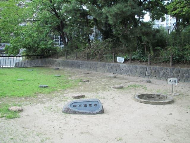 官兵衛が幽閉されたという有岡城の井戸跡（兵庫県伊丹市伊丹）