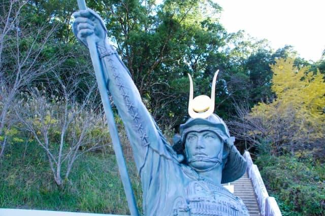 岡豊城にある長宗我部元親像(高知県南国市岡豊町)