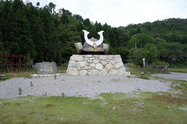 小谷城跡にある兜のモニュメント