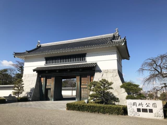 大岡弥四郎は武田に内通し、岡崎城奪取を考えていた。上記画像は1993年に再建された岡崎城大手門。
