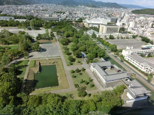 静岡県庁から見下ろした駿府城内濠と東御門（出典：フォトライブラリー）