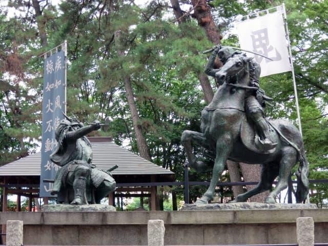 信玄・謙信一騎討ちの像（長野県長野市小島田町）