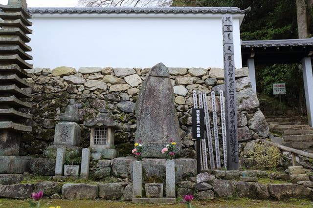西教寺にある明智光秀一族の墓