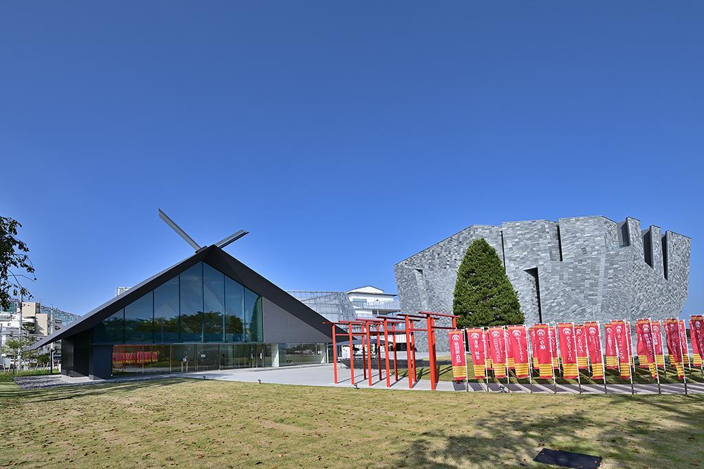 （左）武蔵野坐令和神社　（右）角川武蔵野ミュージアム