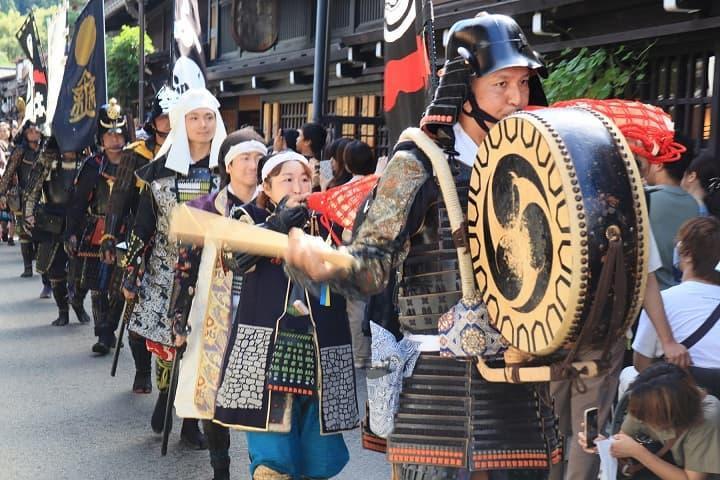 古い町並を歩く武者行列