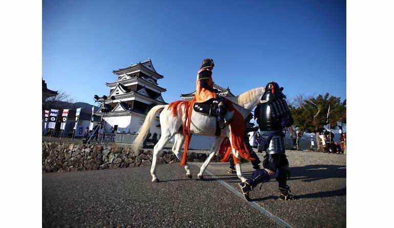 日本初の城泊を実現した大洲城（愛媛県大洲市）では、甲冑に身を包み、城主として天守に宿泊する。入城体験や火縄銃による祝砲など生きた歴史体験を楽しむことができる。