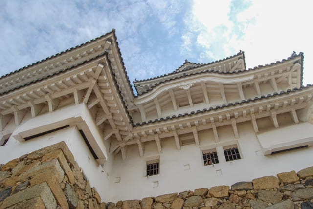 姫路城の壁材にも用いられた白い材料。これは何？
