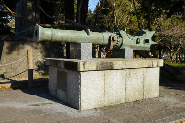 日本で初めて大砲を使用したと言われる武将は？