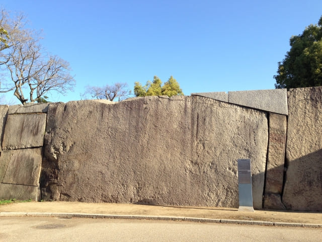 大阪城桜門にある重さ130トンの巨石とは？